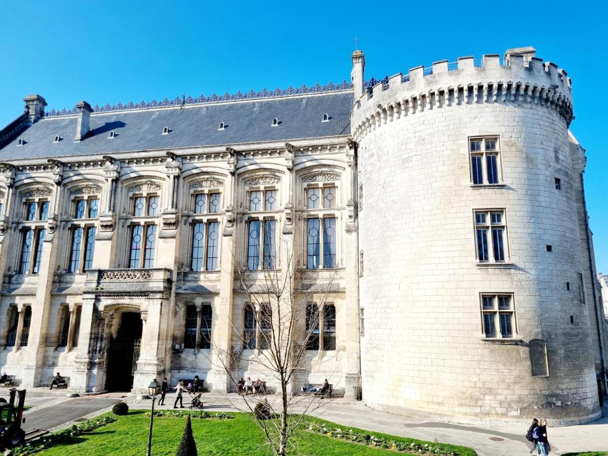 Face A L'Hotel De Ville Grand Et Lumineux Appartement Angoulême Exterior foto